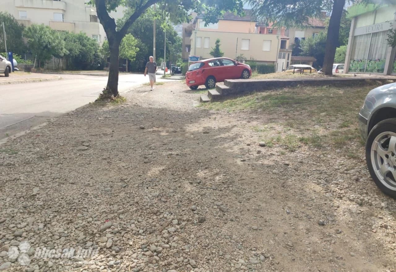 Pijesak i kamenje preko nogostupa