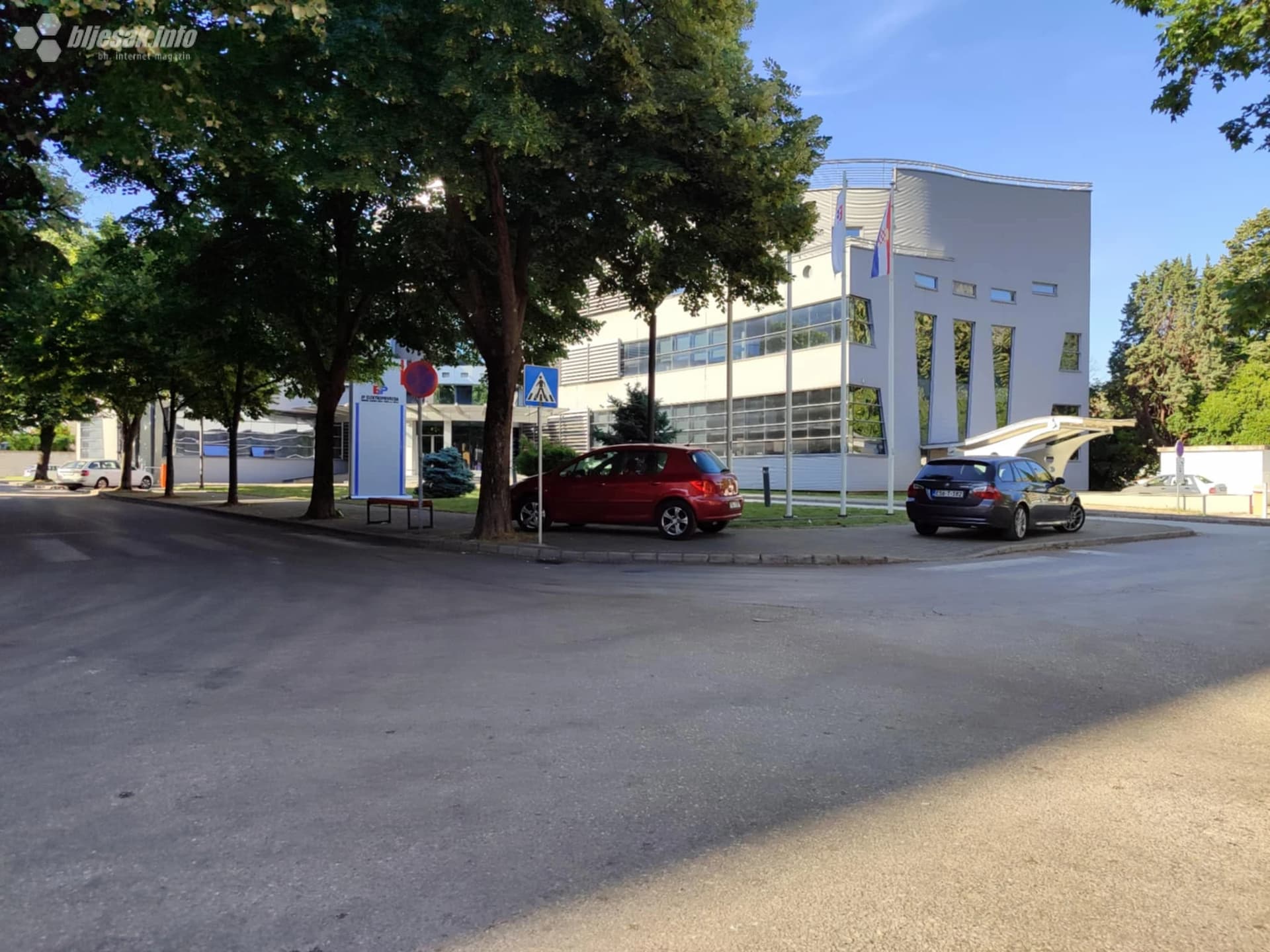 Parkiranje na nogostupi ispred EPHZHB