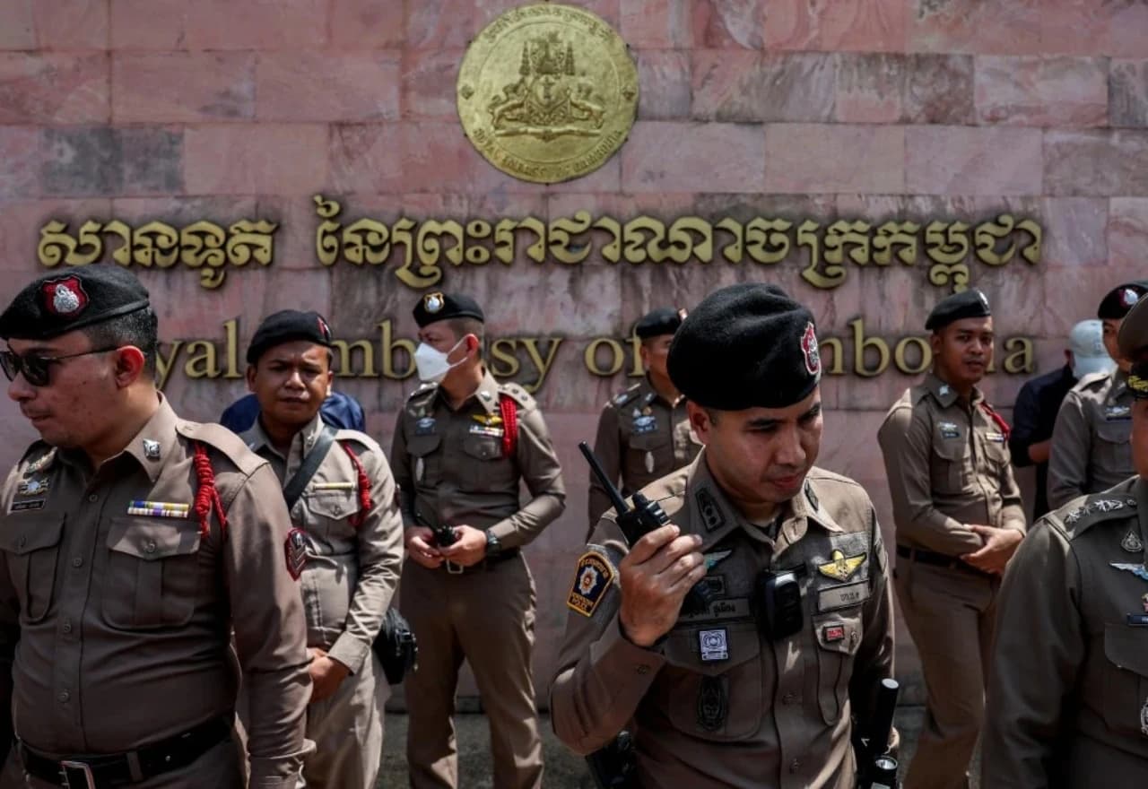 Tajlandski policajci ispred veleposlanstva Kambodže u Bangkoku