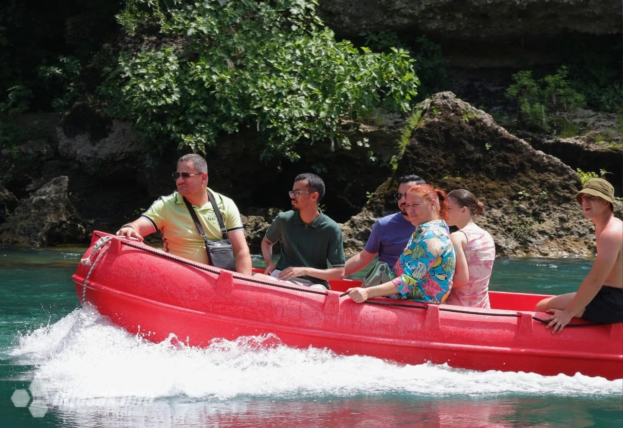 Turisti iz cijelog svijeta zadržavaju dah pod Starim mostom – na čamcu, ispod luka povijesti