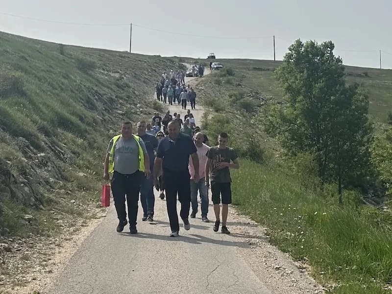 Gačani su pješke krenuli ka granici