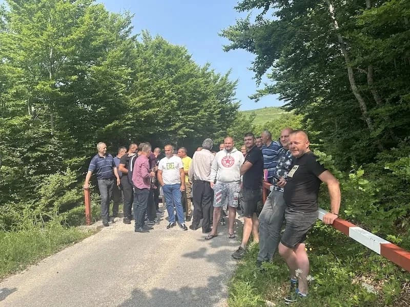 Na granicu su došli i mještani Plužina