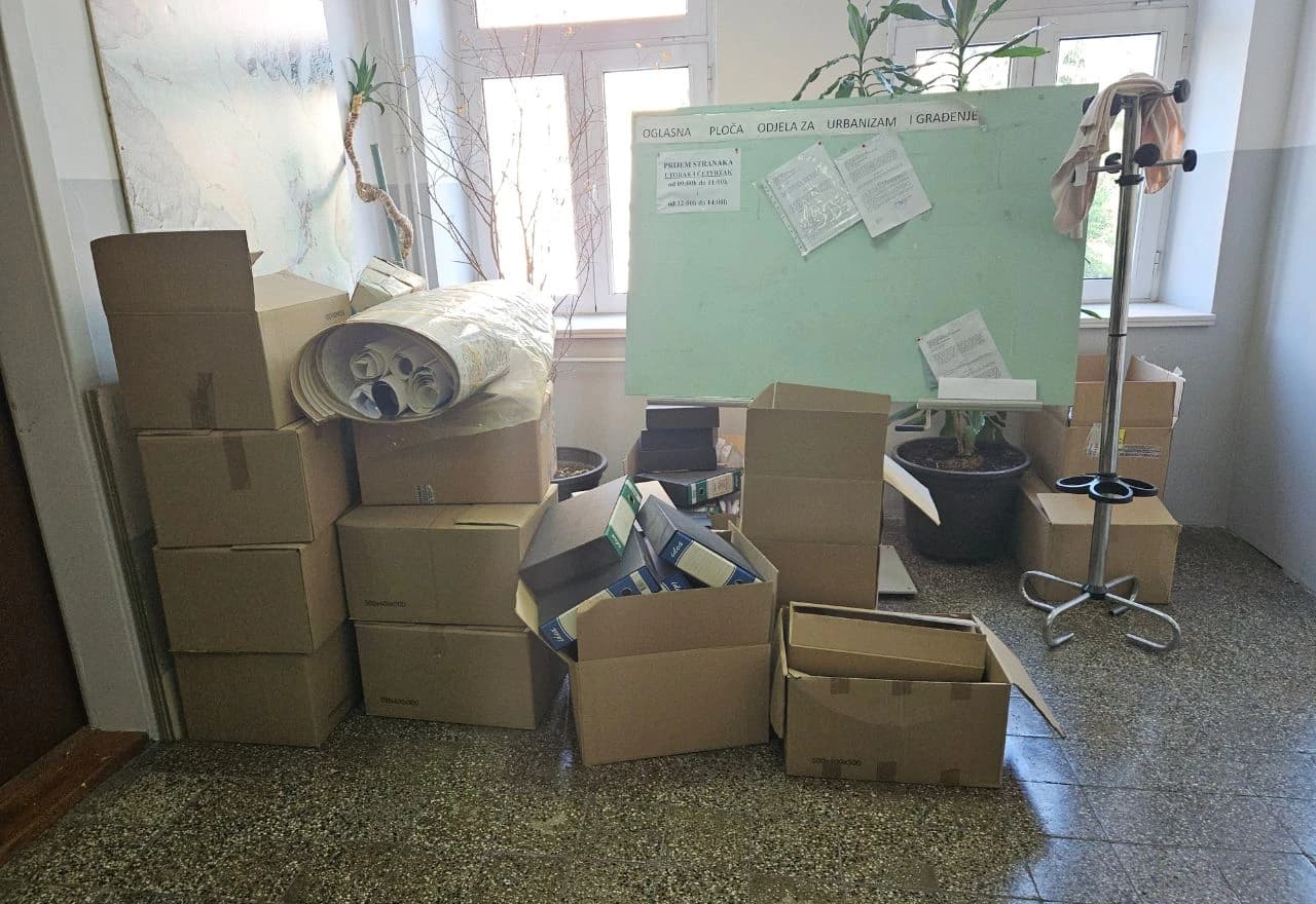 Neuredni hodnik Odjela Urbanizma Grada Mostara