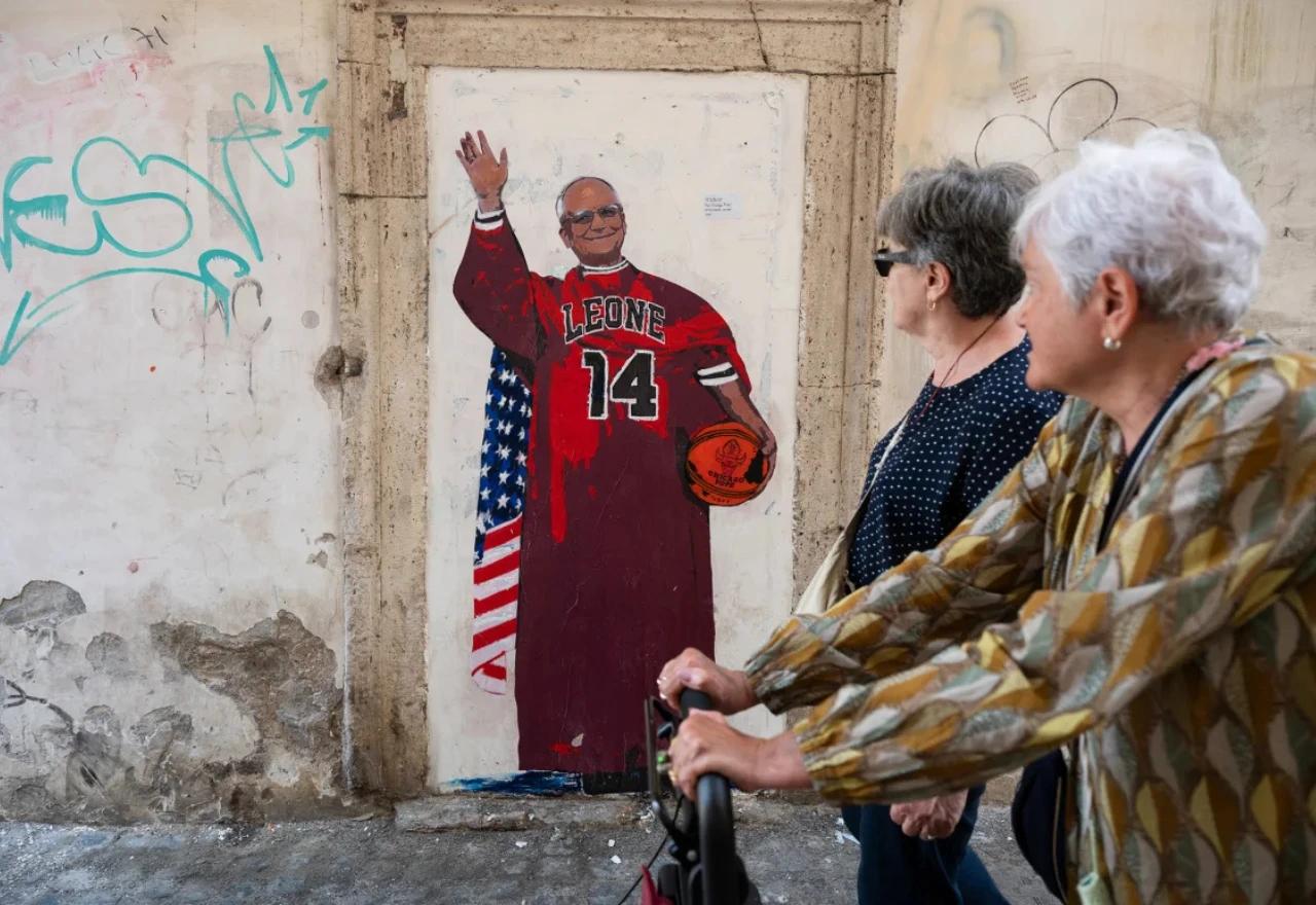 Novi mural uličnog umjetnika TVBoya prikazuje papu Lava XIV. kao navijača Chicago Bullsa