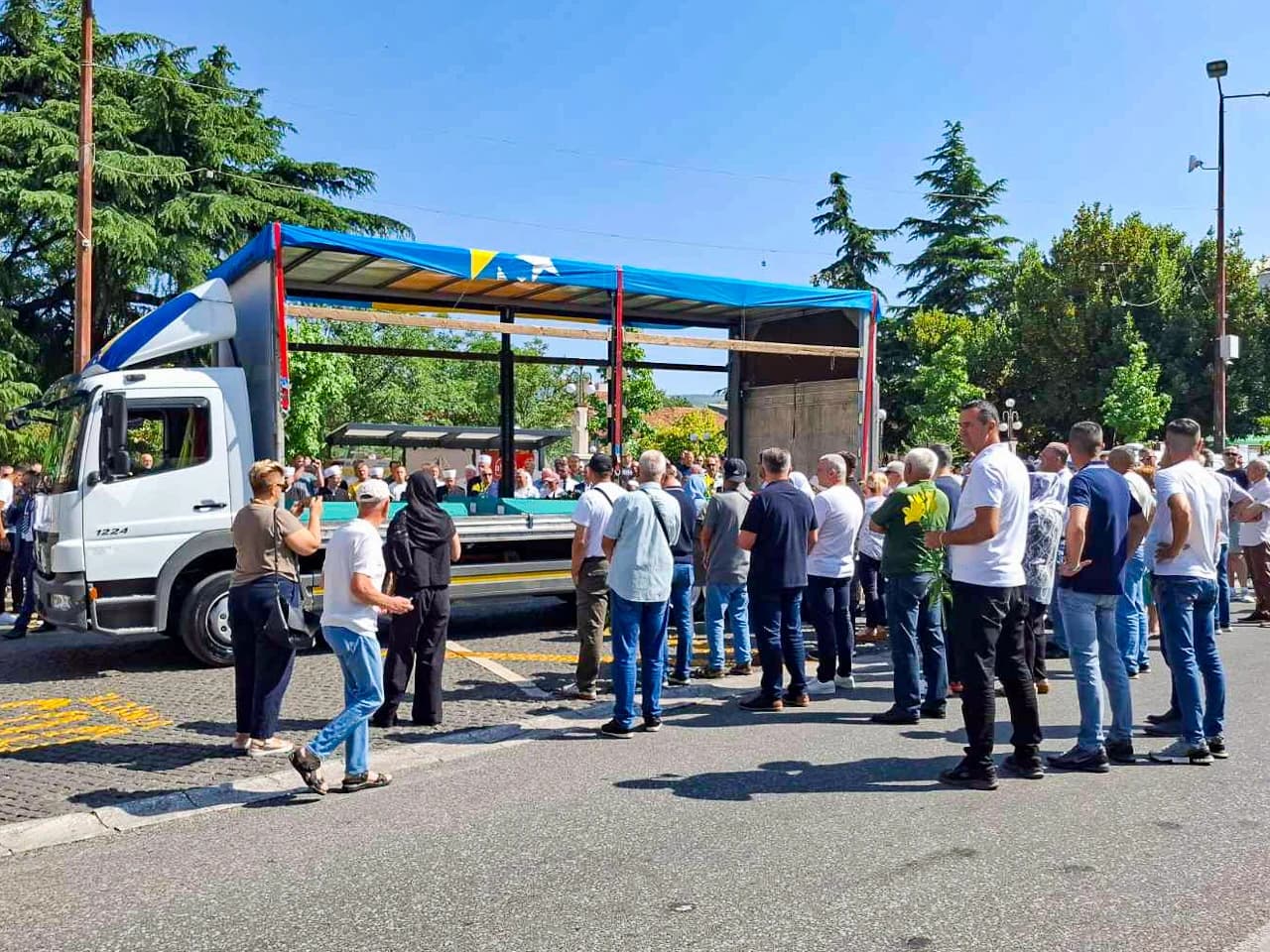 Danas je u Mostaru održana kolektivna dženaza i posljednji ispraćaj žrtava zločina iz civilnih naselja Žulja i Svačići, koje su ubijene 14. lipnja 1992. godine.