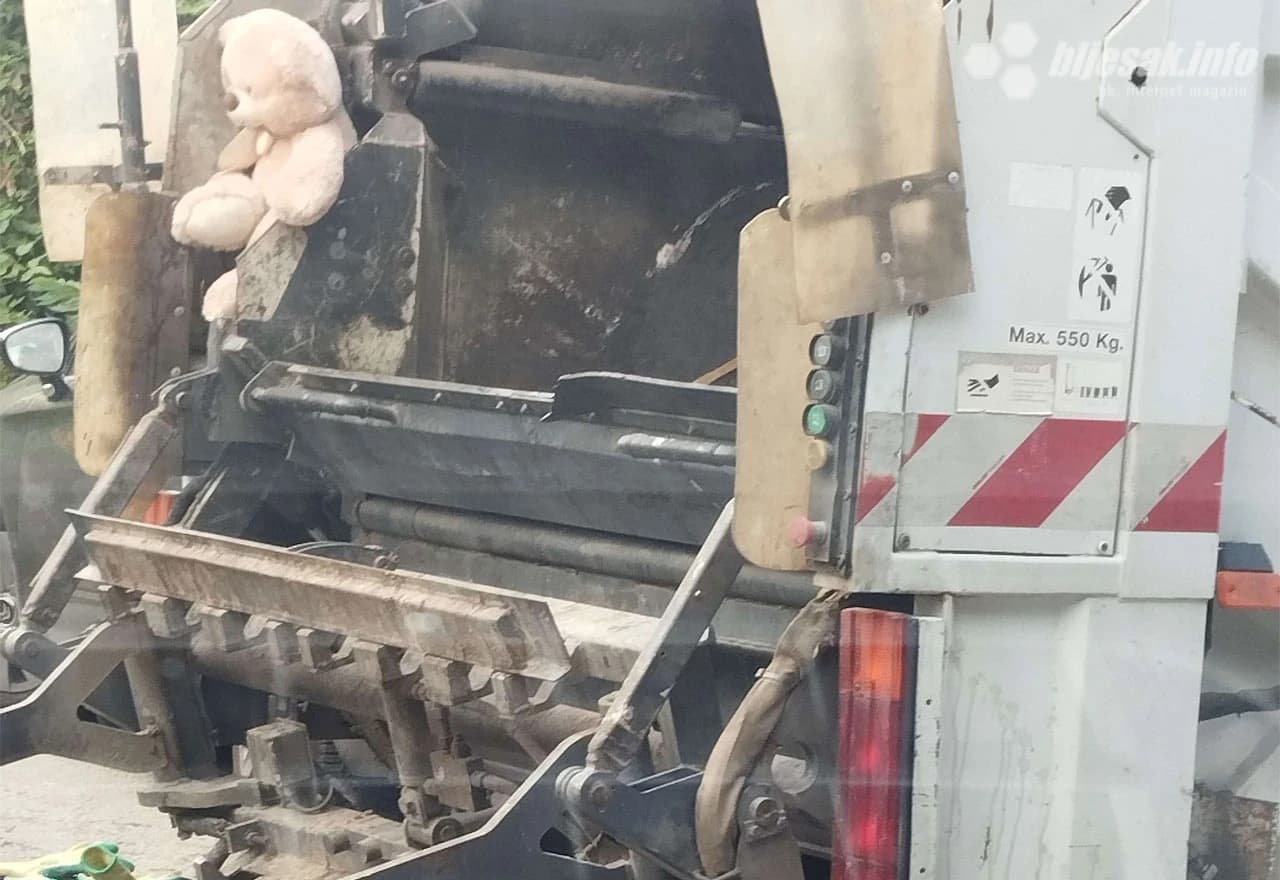 Plišani medo pravi društvo radnicima Komunalnog