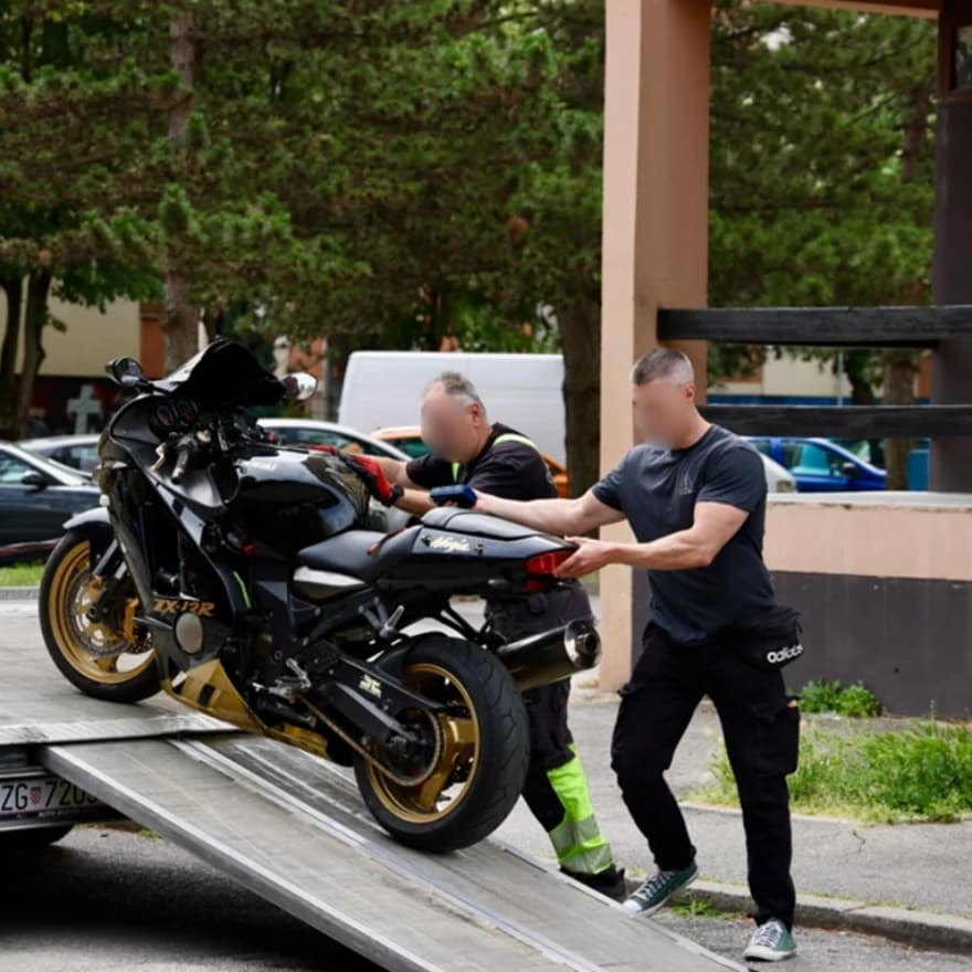 Vozilo vučne službe odvezlo je motocikl osumnjičenog.