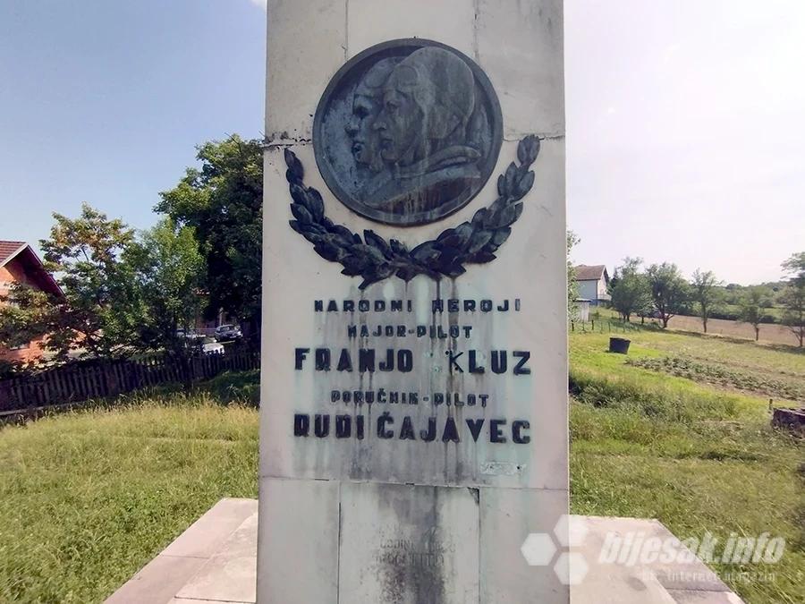 Spomenik Čajavecu i Kluzu