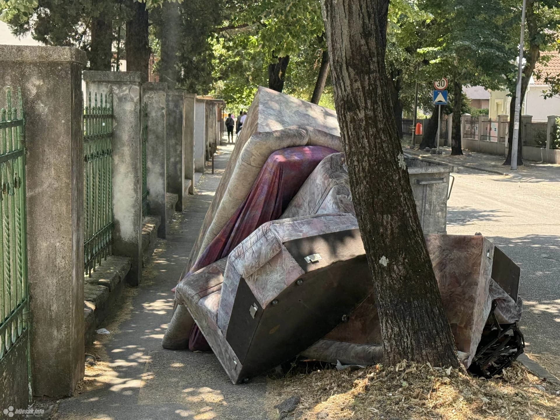 Kutna garnitura na ulici Alekse Šantića kao simbol nereda i nemoći