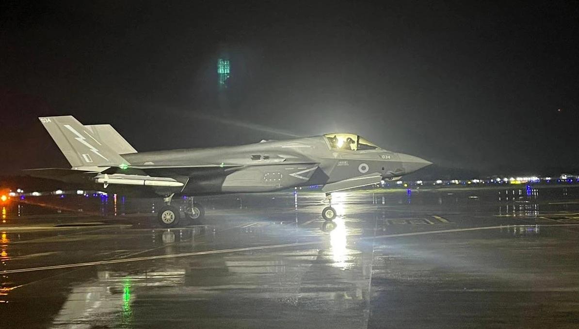 Zrakoplov F-35B stoji na kiši – Britanci odbili premještanje