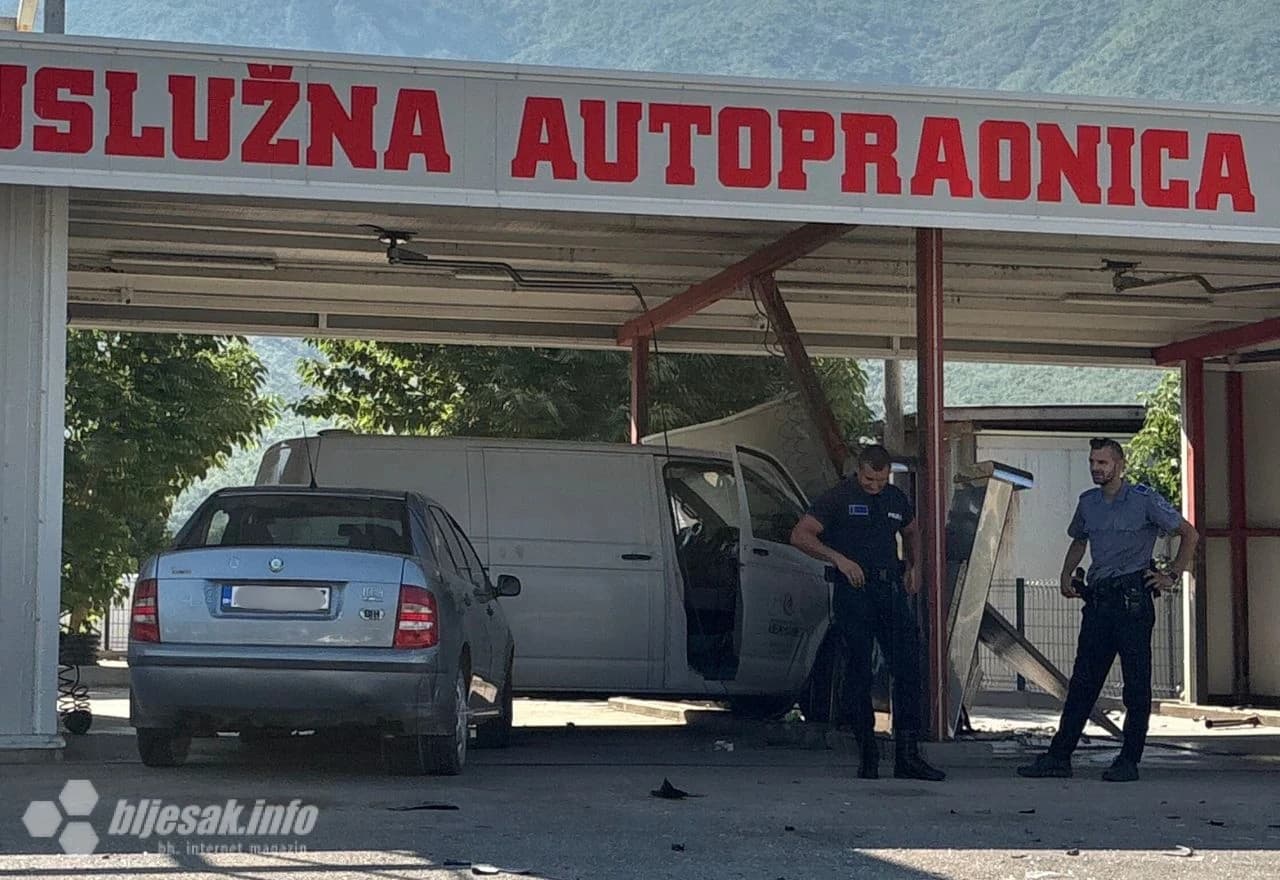 Kombi se zabio u autopraonicu
