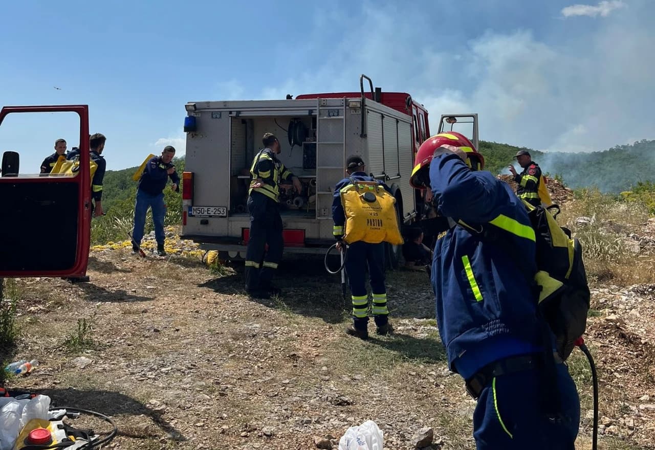 Vatrogasci nastavljaju borbu s vatrenom stihijom na području Sovića