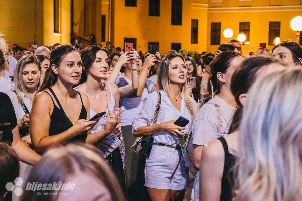Publika na koncertu Mirze Selimovića u Mostaru