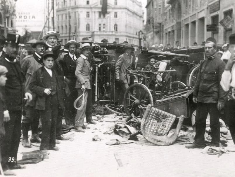 Kaos na ulici nakon bačene bombe