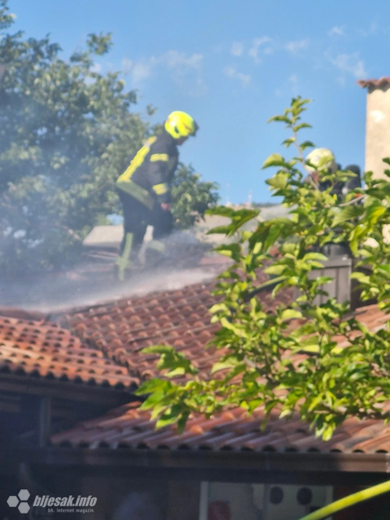 Vatrogasci gase požar