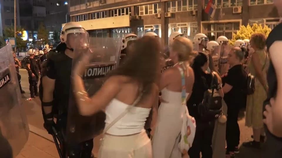 Djevojke ispred kordona