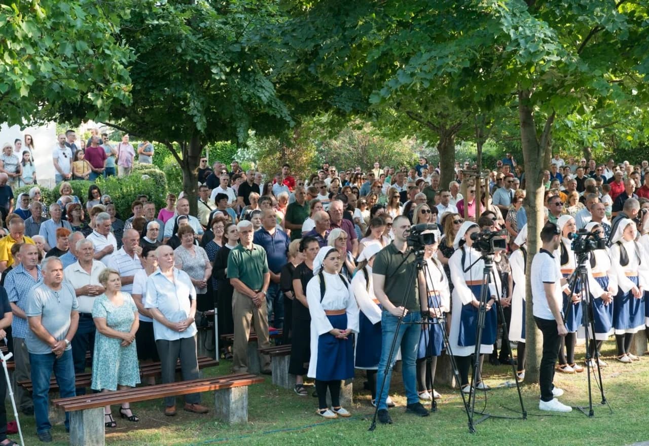 Vjernici na proslavi bladgana Presvetog Srca Isusova