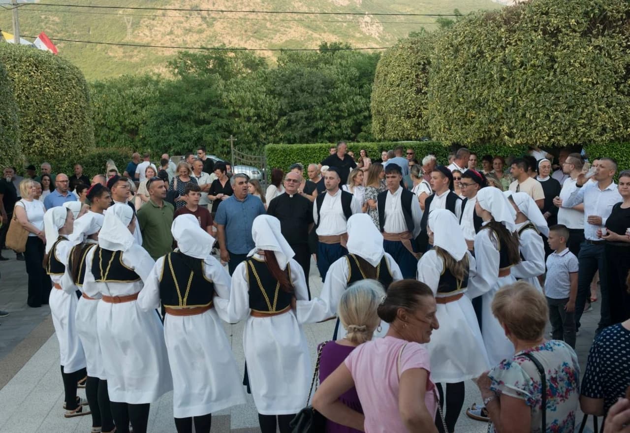 Kolo nakon svete mise