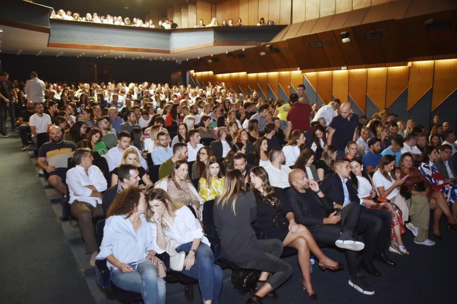 Ispunjena dvorana na Hodžićevom nastupu