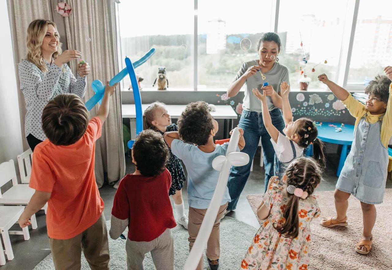 Djeca se igraju u školi