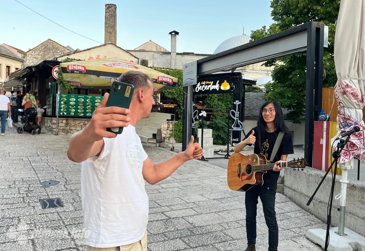 Turisti i lokalci se svakodnevno slikaju sa Stevom