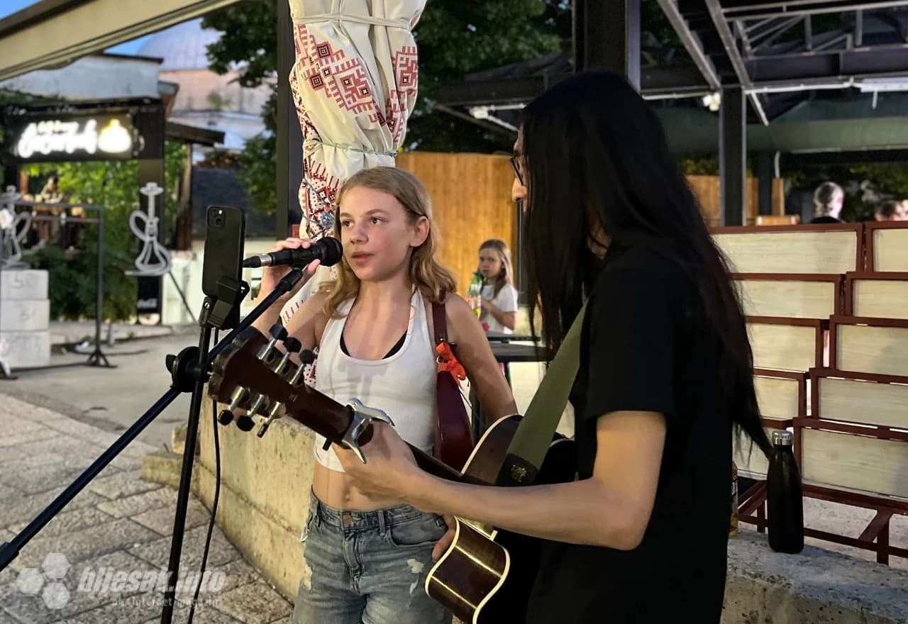 Prolaznica pjeva sa Steve Linom