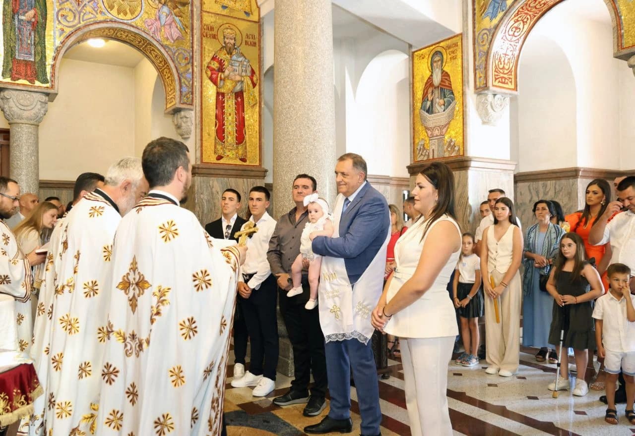 Dodik kum na krštenju