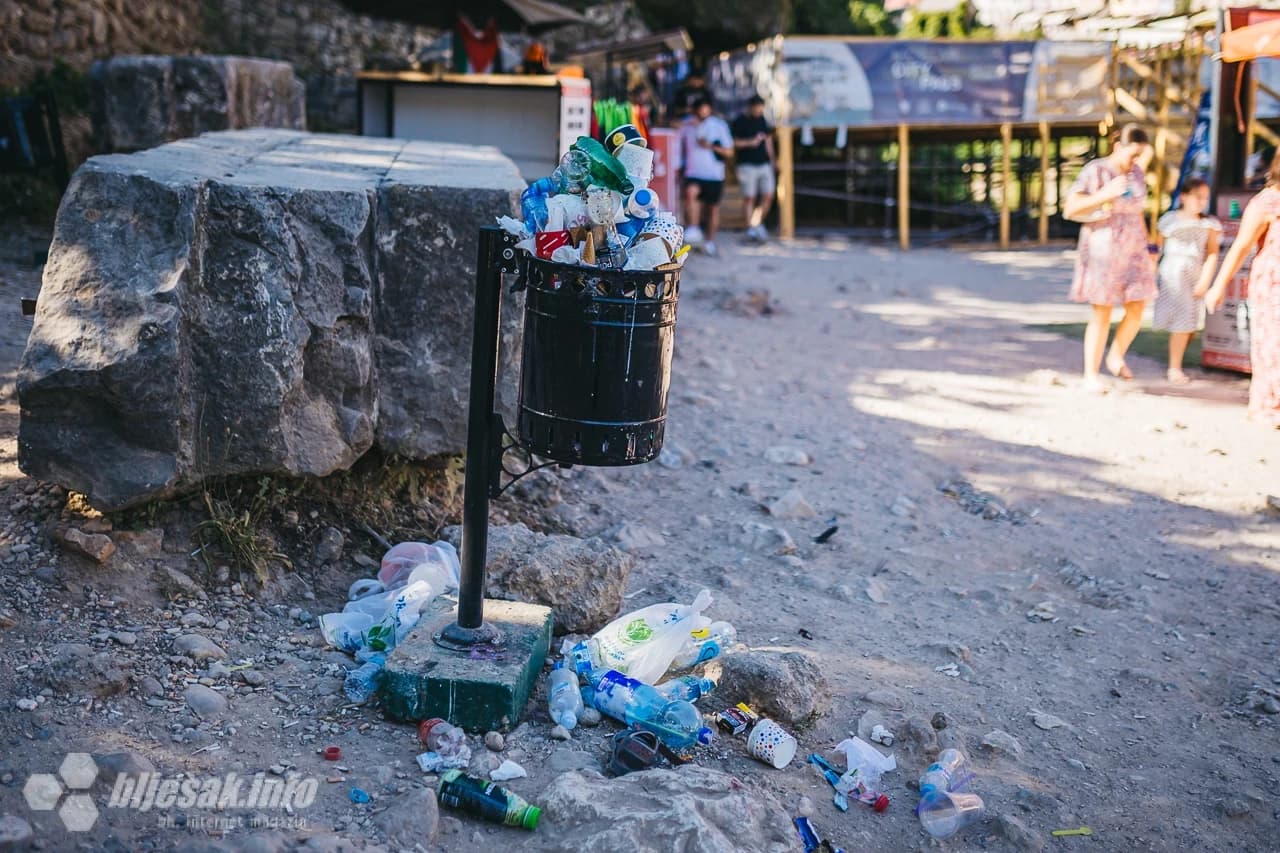 Pretrpane kante i boce po zemlji