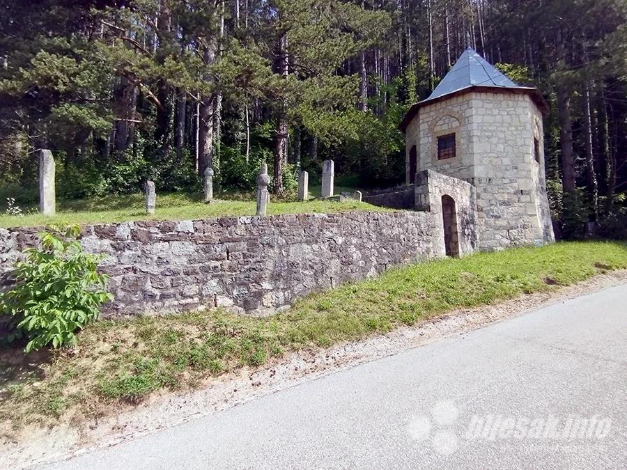 Turbe ispod tvrđave