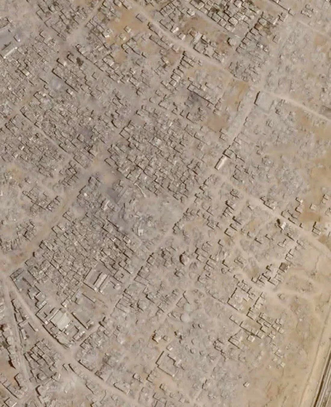 Ovdje se nalazio palestinski grad, Rafah, smješten na jugu pojasa Gaze. Izrael ga je srušio.