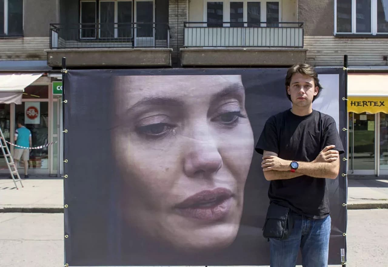 Dado Ruvić ispred portreta Angeline Jolie prije desetak godina