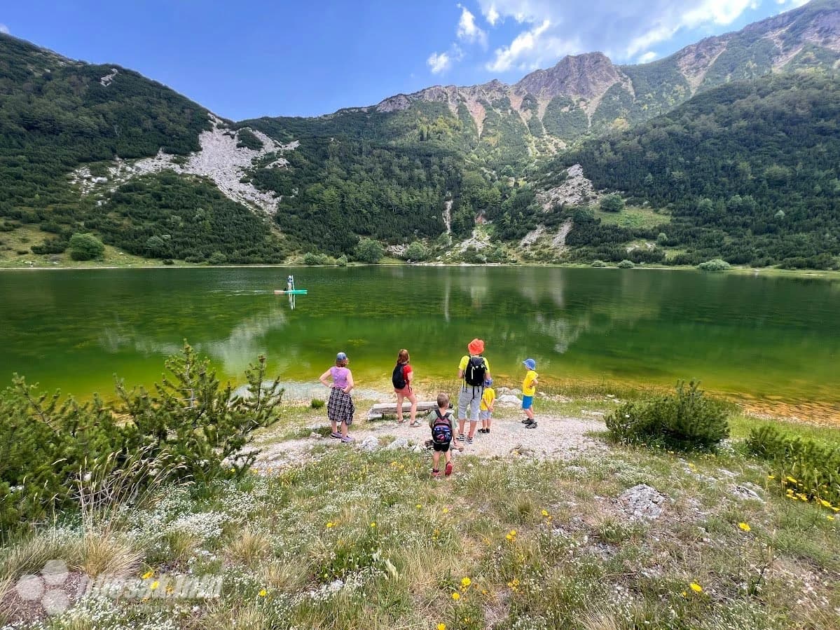 Na obali Šatorskog jezera ispod planine Šator