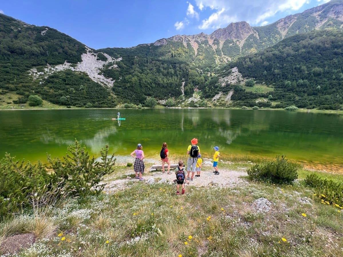Na obali Šatorskog jezera ispod planine Šator