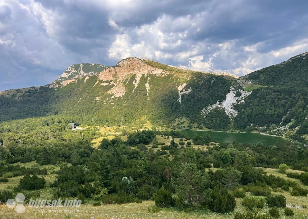 Pogled na Šatorsko jezero i vrh Mali Šator