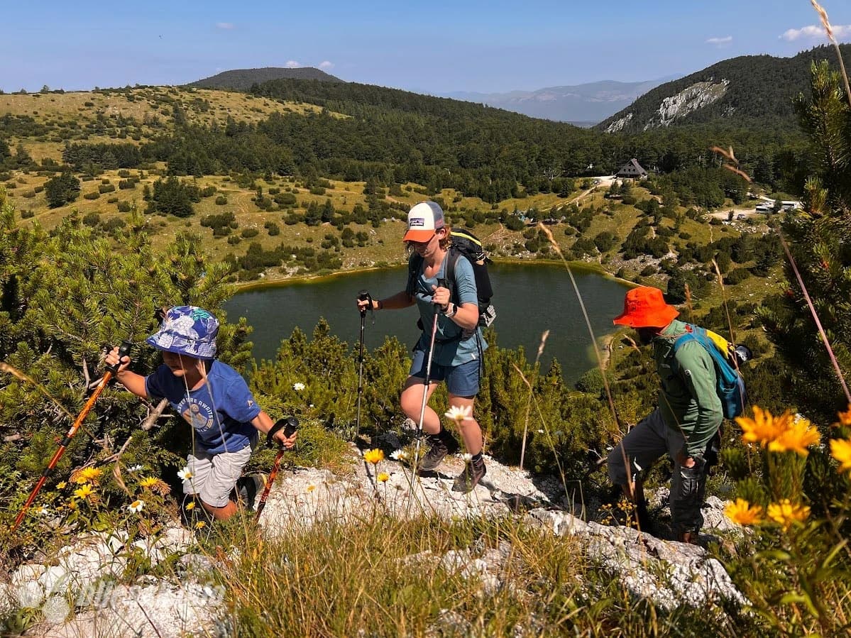 Na putu prema vrhu planine Šator i pogled na jezero u pozadini