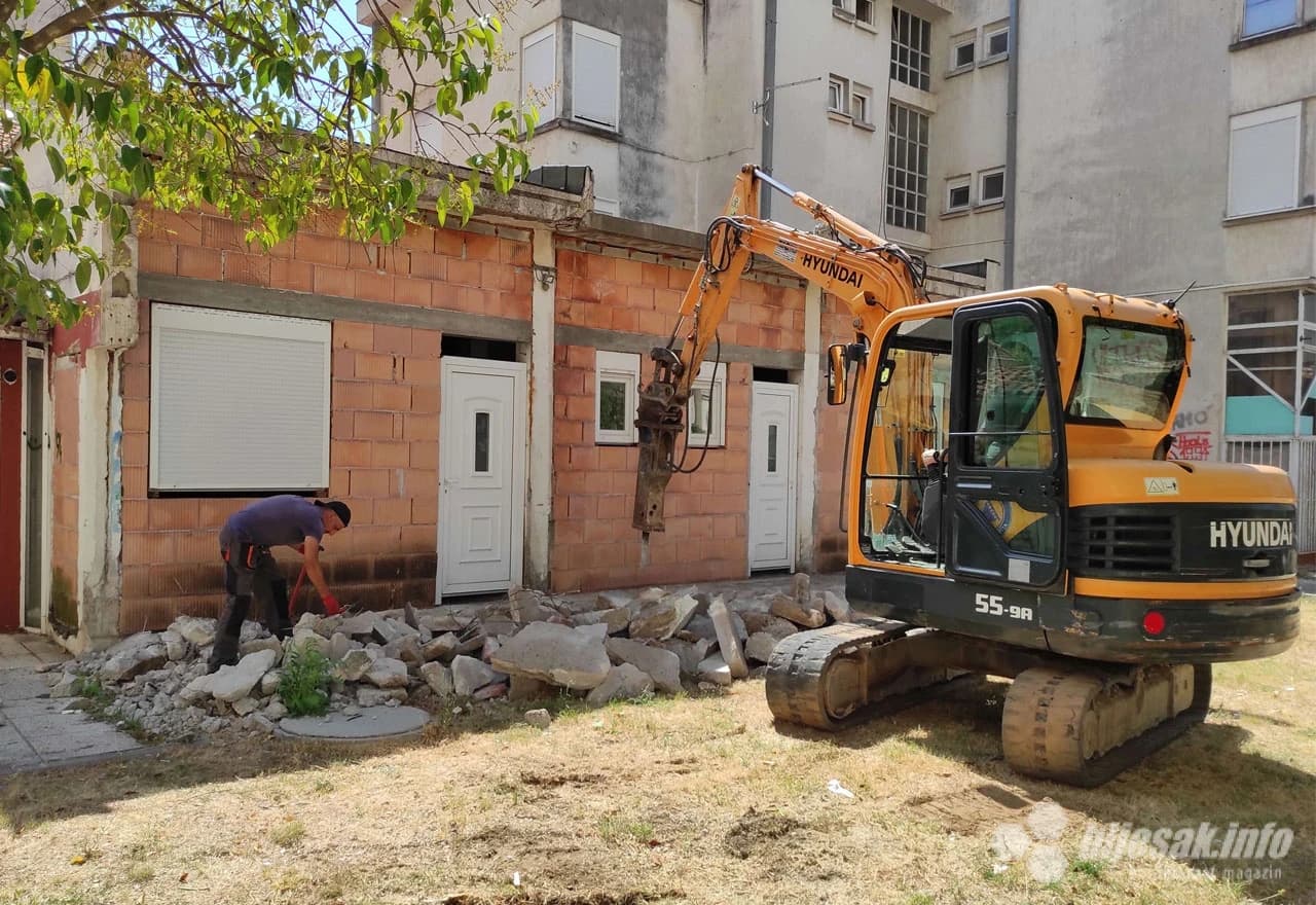 Rušenje bespravno napravljenog objekta