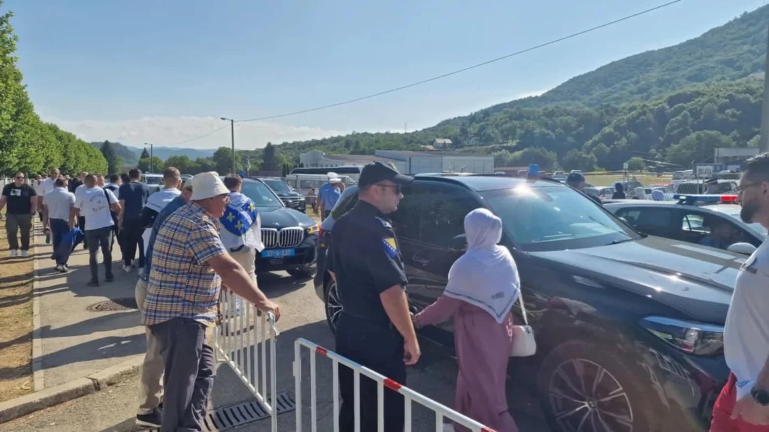 Na ulazu u Potočare oštećeno je službeno vozilo visokog predstavnika Christiana Schmidta.