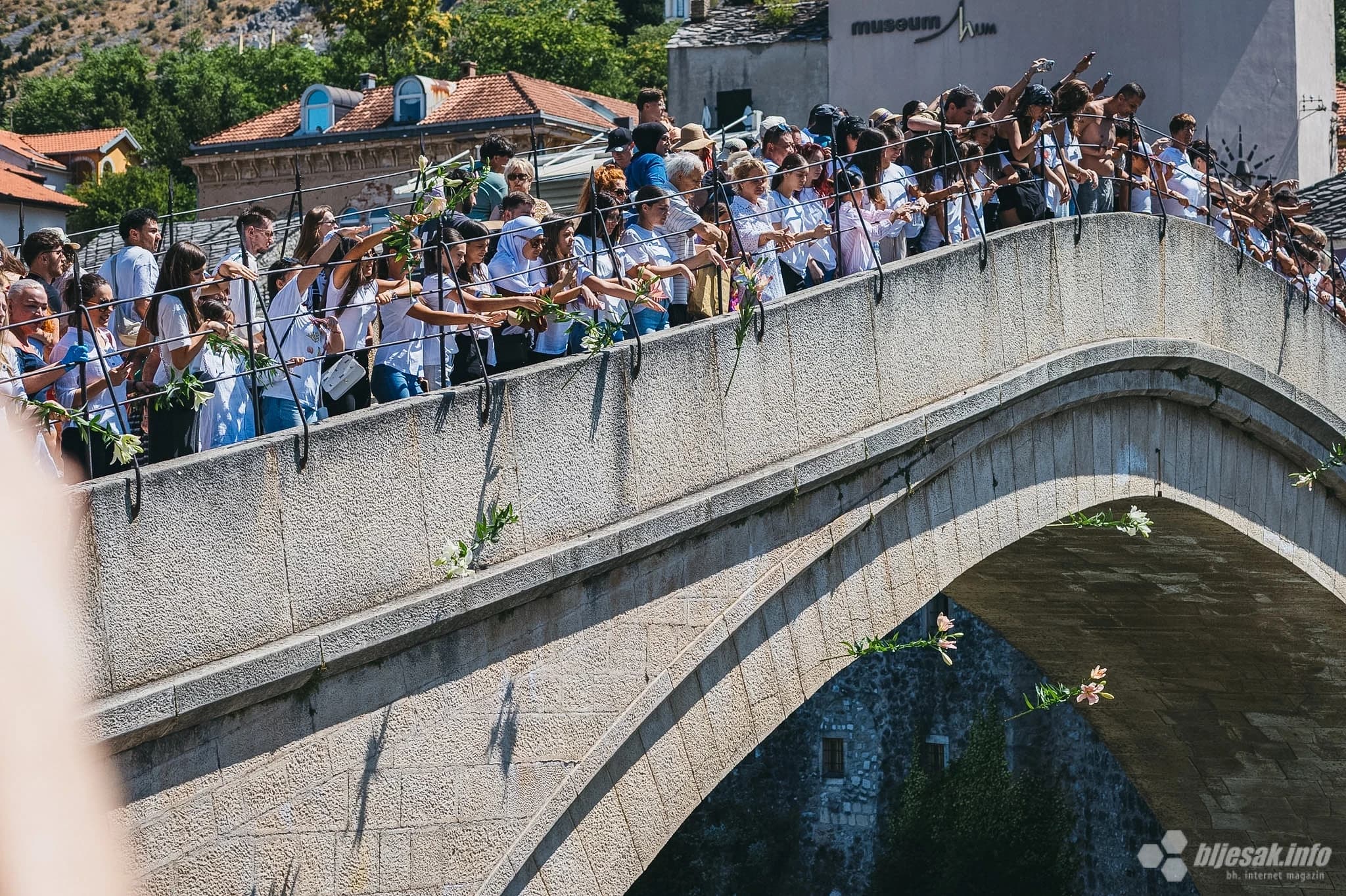 Mostarci skokom i ljiljanima odali počast žrtvama Srebrenice