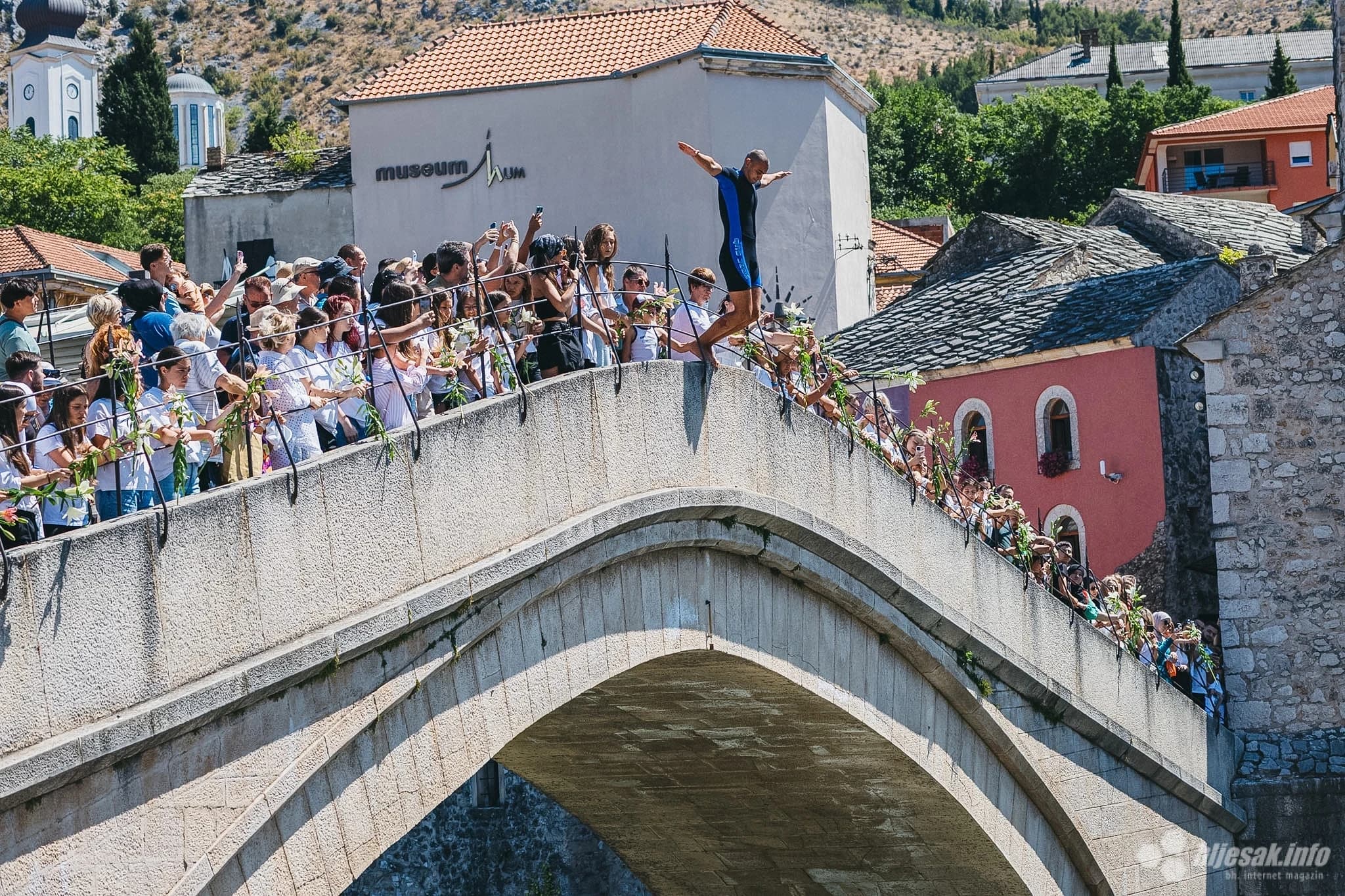 Mostarci skokom i ljiljanima odali počast žrtvama Srebrenice