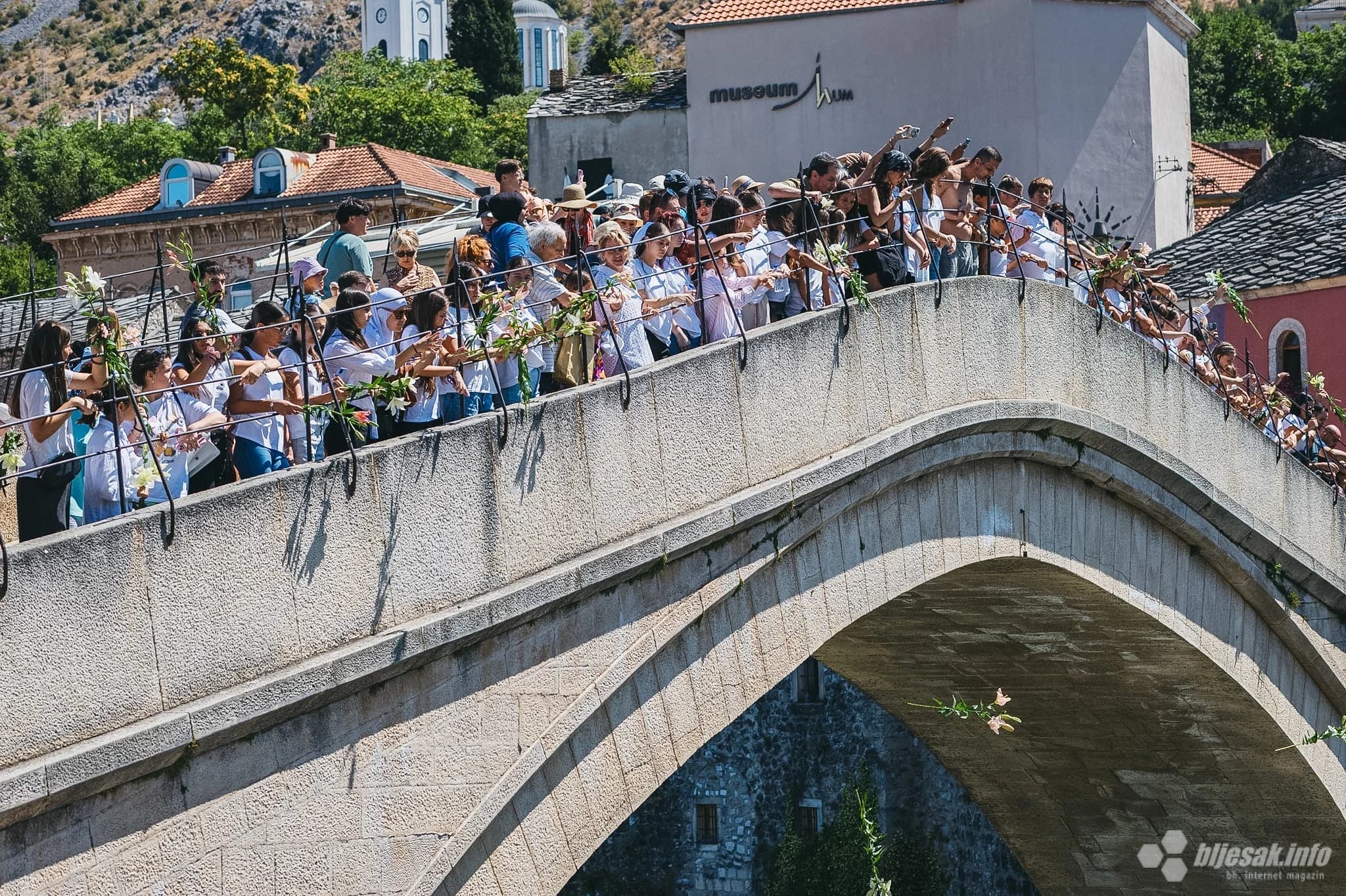 Mostarci skokom i ljiljanima odali počast žrtvama Srebrenice