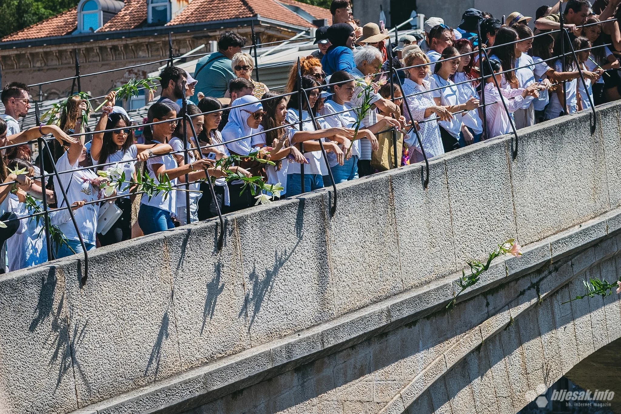 Mostarci skokom i ljiljanima odali počast žrtvama Srebrenice