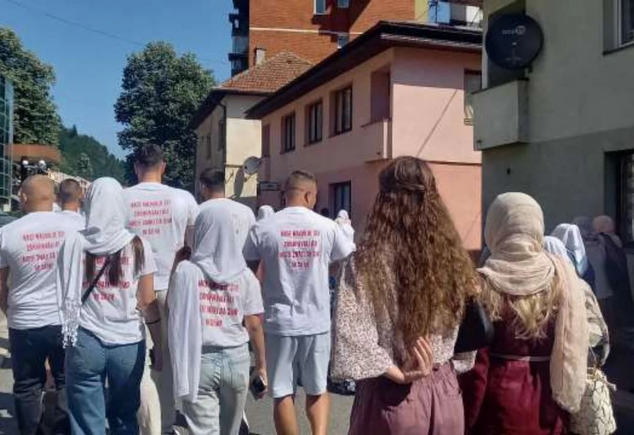 Majke Srebrenice i preživjele žrtve genocida obilaze mjesta masovnih stratišta