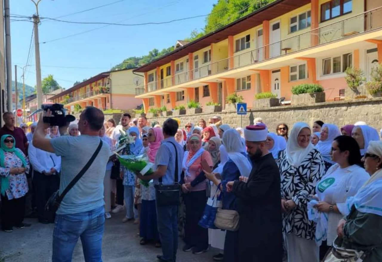 Majke Srebrenice i preživjele žrtve genocida obilaze mjesta masovnih stratišta