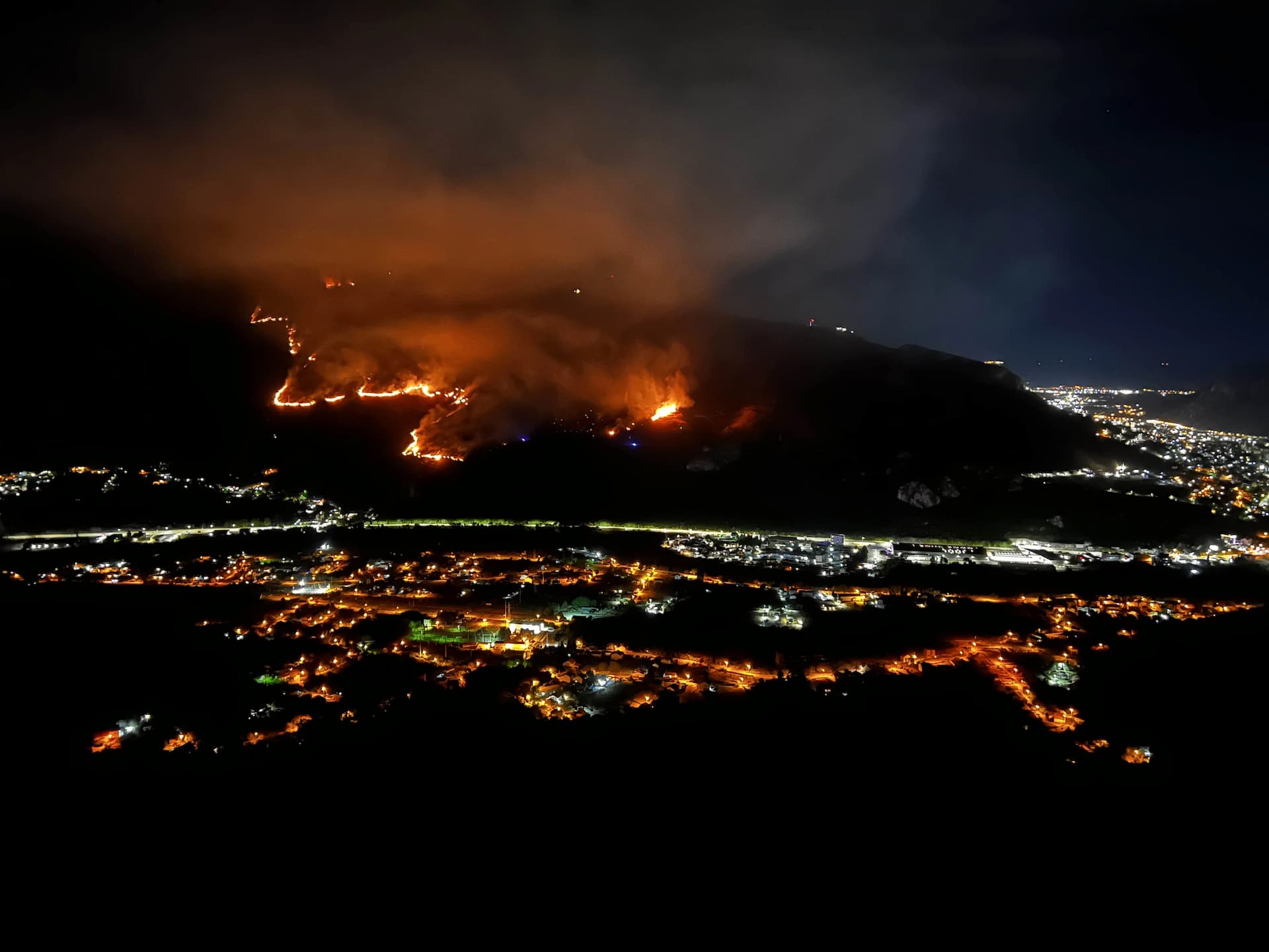 Glavni požar se još uvijek širi