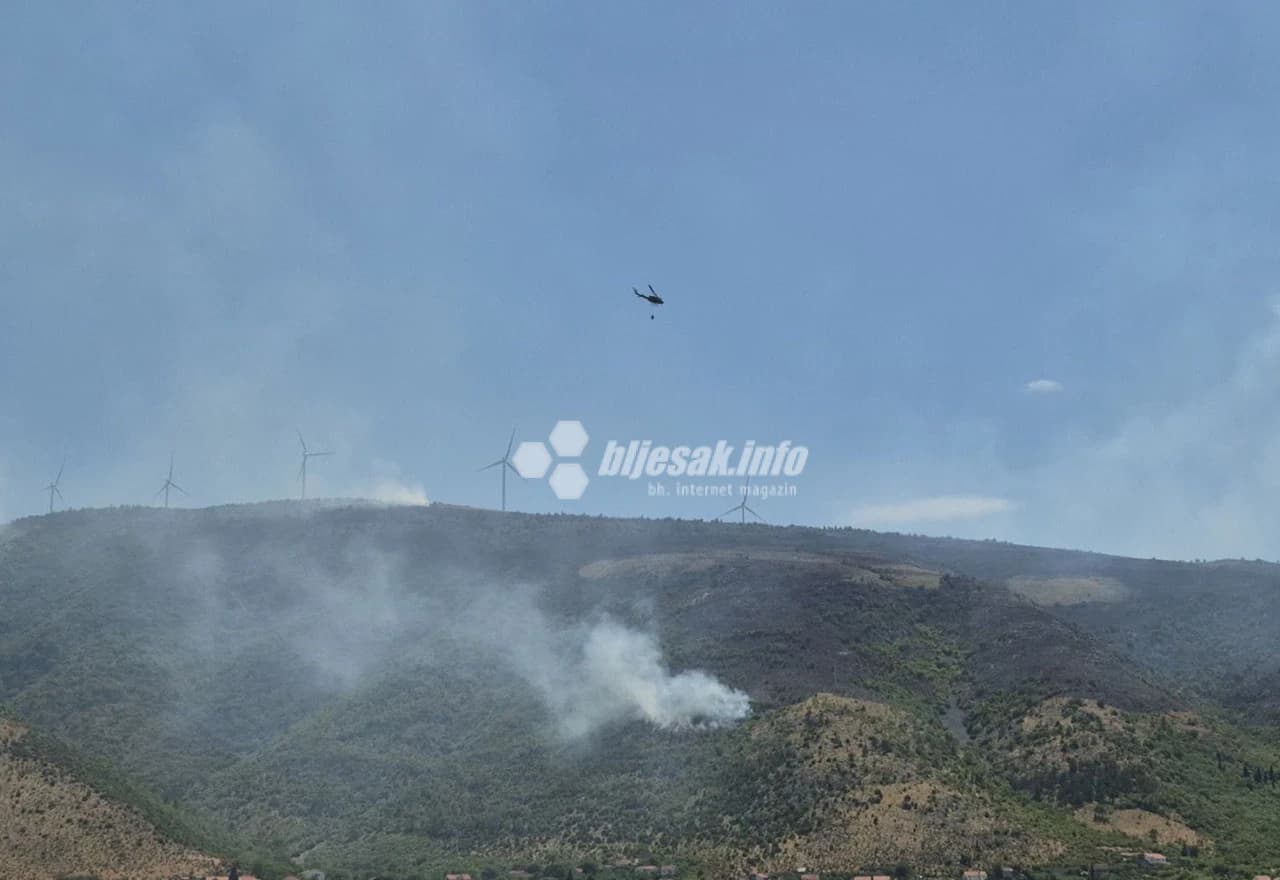 Helikopter OS BiH u akciji gašenja požara iznad Mostara
