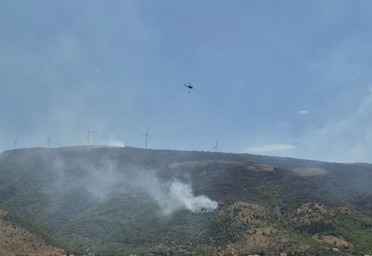 Helikopter OS BiH u akciji gašenja požara iznad Mostara