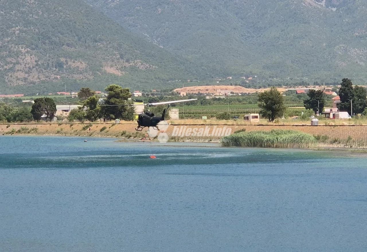 Helikopter OS BiH uzima vodu sa HE Mostar