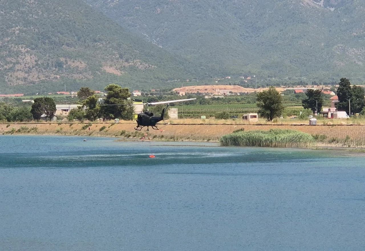 Helikopter OS BiH uzima vodu sa HE Mostar