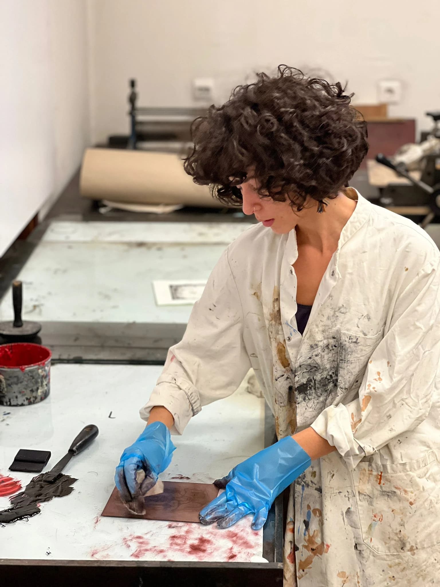 Medina Đukić u grafičkom ateljeu na akademiji u Sarajevu