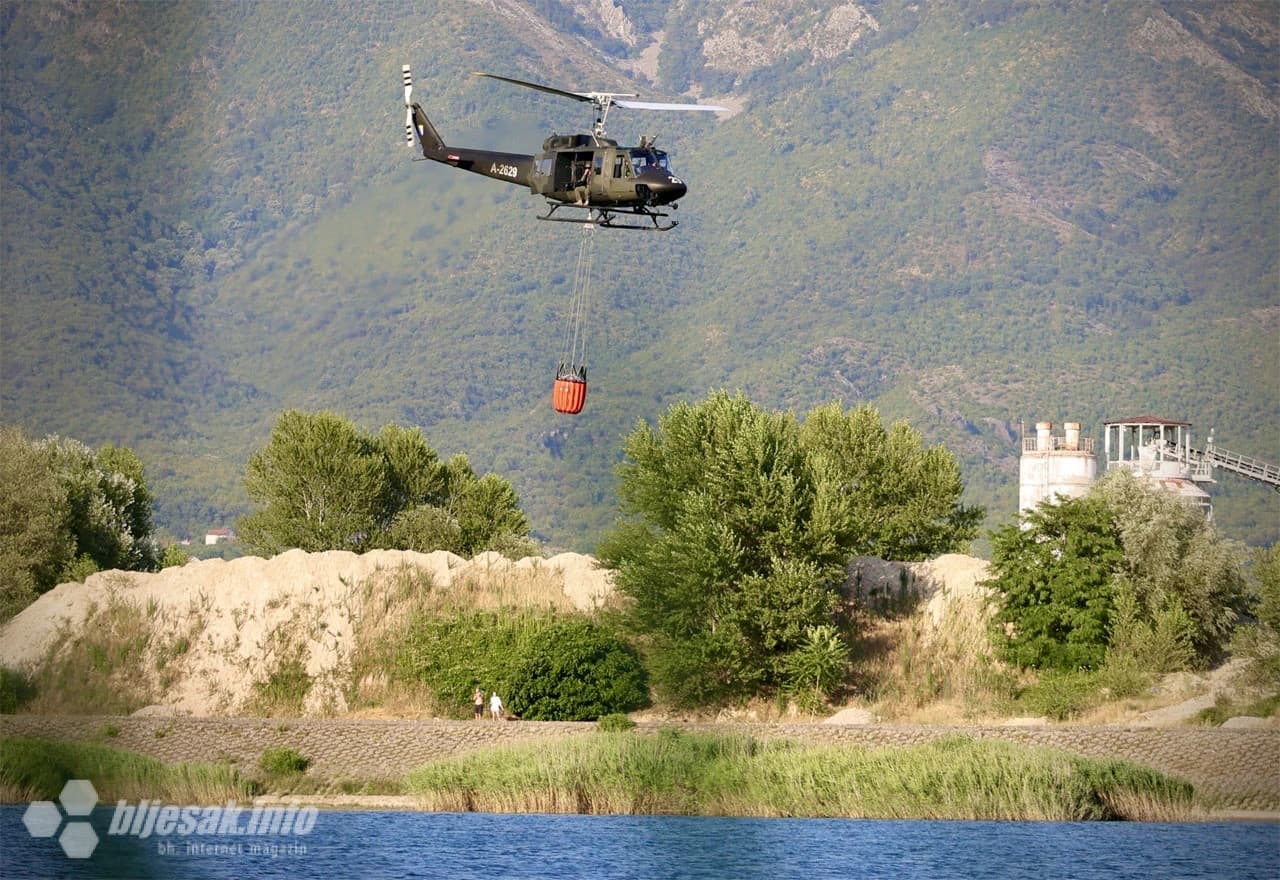 Helikopter oružanih snaga uzima vodu na mostarskom jezeru